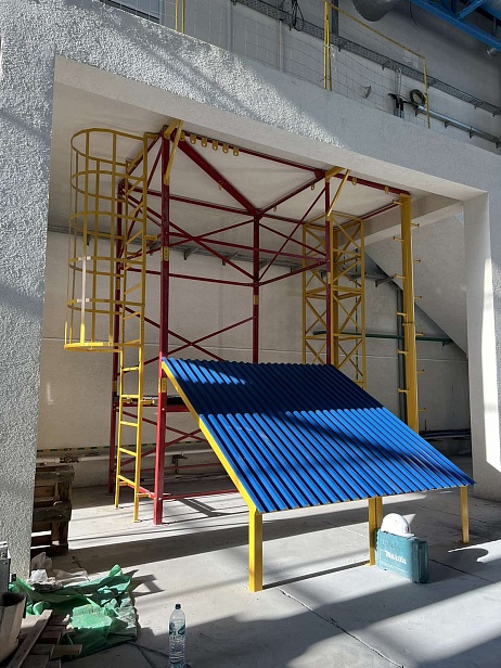 г. Новый Уренгой.  В ЧПОУ «Газпром техникум Новый Уренгой» используют тренажер "Альпинист - 02-03-2" для отработки навыков г. Новый Уренгой.  В ЧПОУ «Газпром техникум Новый Уренгой» используют тренажер "Альпинист - 02-03-2" для отработки навыков